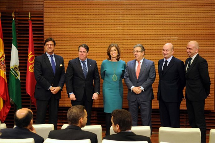 Ana Botella y Juan Ignacio Zoido (en el centro)           