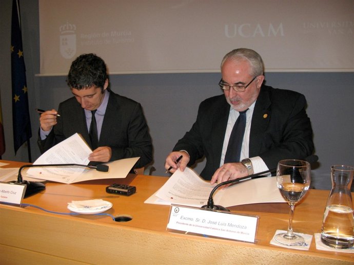 Cruz y Mendoza durante la firma del convenio 