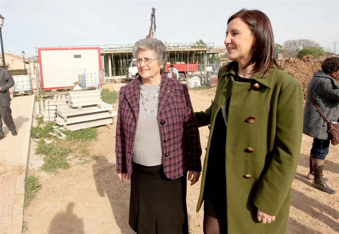 María José Catalá (derecha) en su visita a Murla