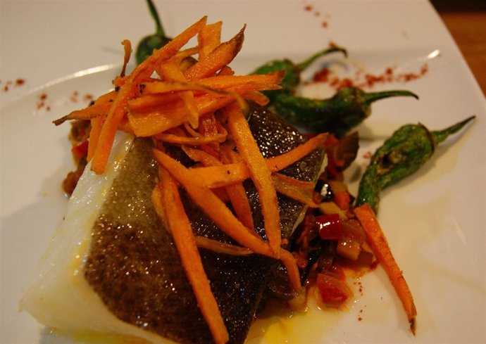 Taco de bacalao fresco sobre base de pisto