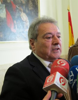 Rus atendiendo a los medios de comunicación 