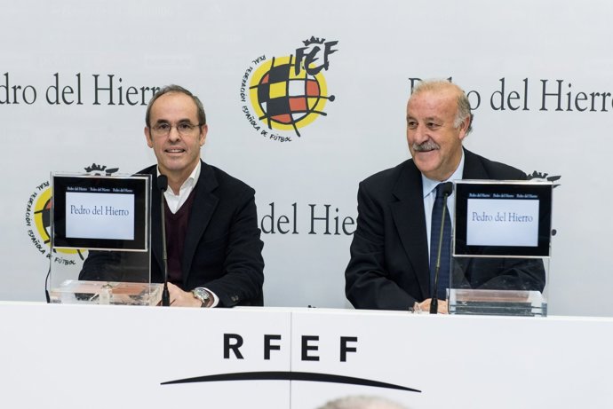 Del Bosque en la presentación del traje oficial de la selección