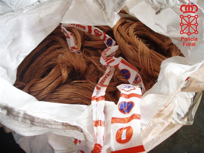 Cobre incautado por la Policía Foral a los dos jóvenes detenidos.    