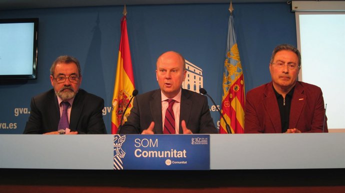 Buch comparece con González (izq.) y Molina tras el Observatorio de Industria.