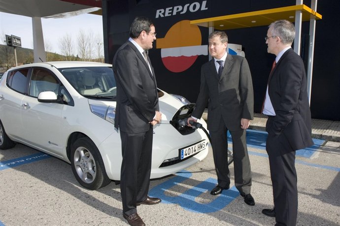 Inauguración del punto de recarga de vehículos eléctricos