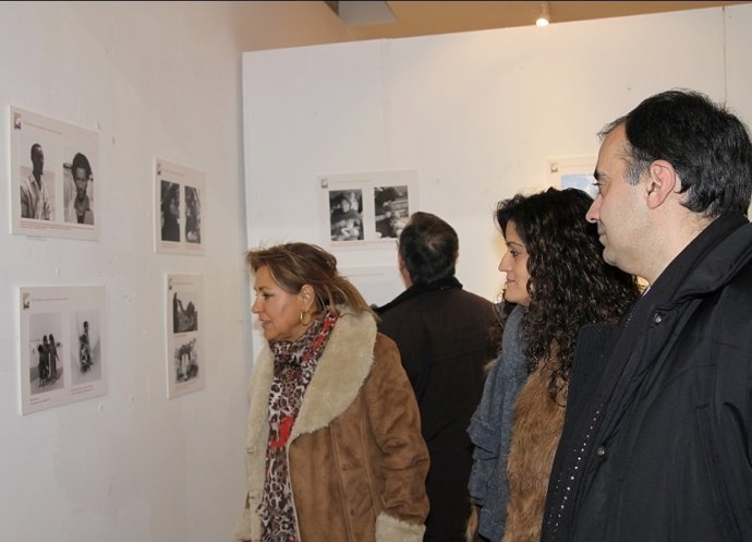 Rosa Valdeón visita la exposición sobre los militares españoles en el Sahara