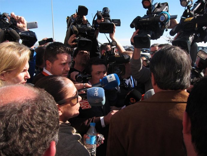 Isabel Pantoja rodeada de fotógrafos a su salida del juicio 