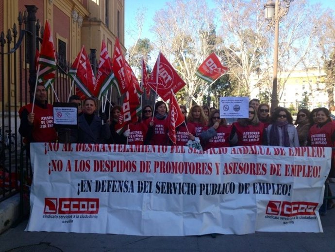 Asesores de empleo concentrados ante el Palacio de San Telmo