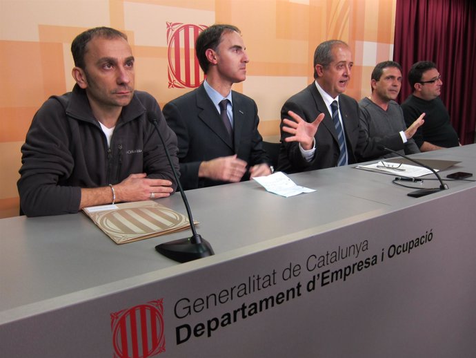 R.López (CC.OO), F.Torres (Nissan), F.Puig, E.Saludas (Usoc) y J.Hernández (UGT)