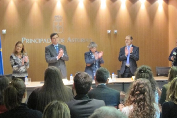 Ana González, segunda por la derecha