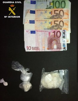 Cocaína y dinero que se ha incautado a los detenidos
