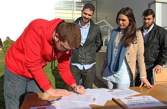 Juventudes Socialistas de Andalucía recoge firmas contra la 'ley Wert'. 