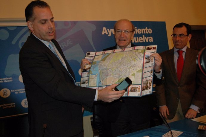 El alcalde presenta el nuevo mapa 'Huelvamap'. 