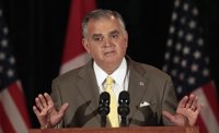 El excongresista republicano Ray LaHood dimite como secretario de Transporte
