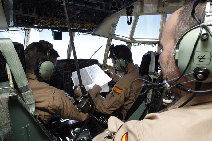 Militares españoles en el avión 'Hércules' enviado a Malí
