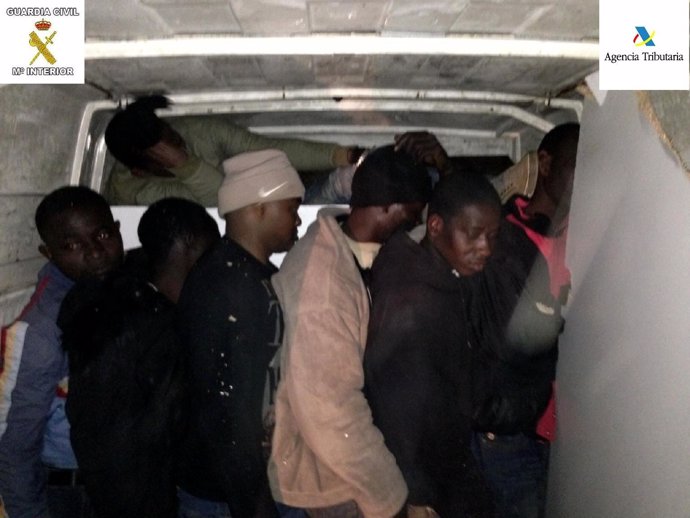 Ocho inmigrantes en un doble fondo de una furgoneta interceptada en Melilla