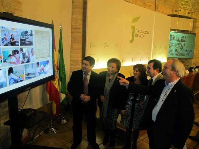 Reyes presenta la memoria de la ONG Quesada Solidaria