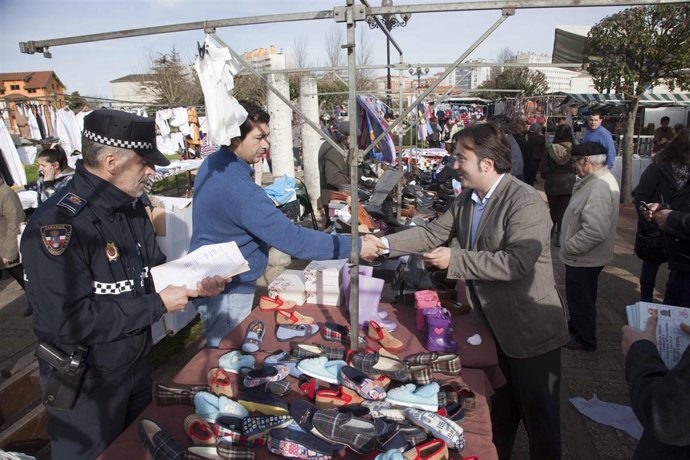 El alcalde entrega una acreditación