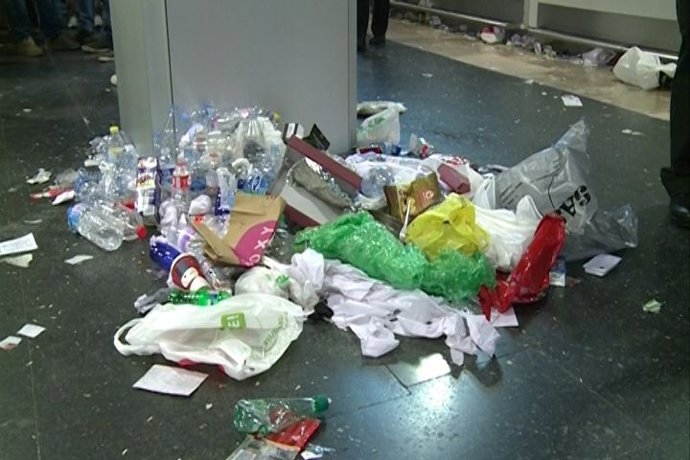 La basura llena el Aeropuerto de Barajas por la huelga