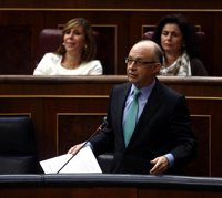 Economía.- El PSOE pide la dimisión de Montoro por la 'amnistía fiscal' y el ministro critica su "empanada mental"