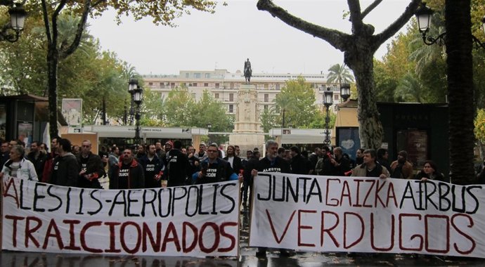 Concentración de trabajadores de Alestis en Sevilla
