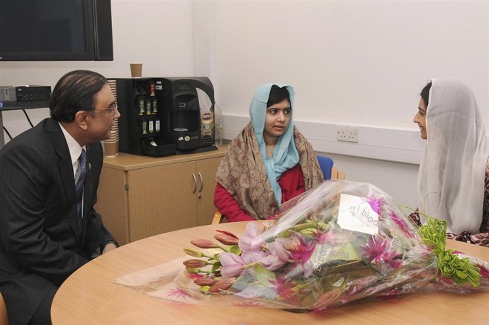 Zardari visita a Malala Yousufzai en el hospital en el que está ingresada