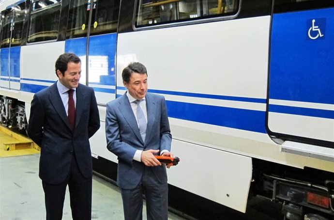 González y Cavero en las cocheras de Metro de Madrid