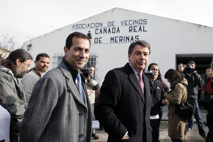 González y Victoria con los vecinos de la Cañada Real