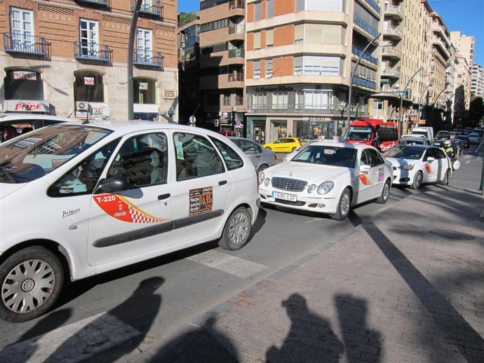 Imagen de una manifestación de taxis en Murcia