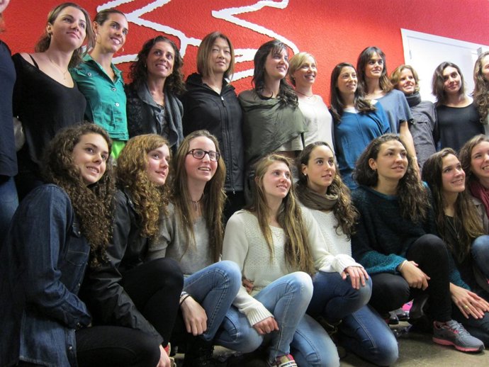 Andrea Fuentes, rodeada por sus compañeras en su despedida