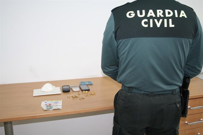 Drogas, joyas y dinero en efectivo incautado por la Guardia Civil. 