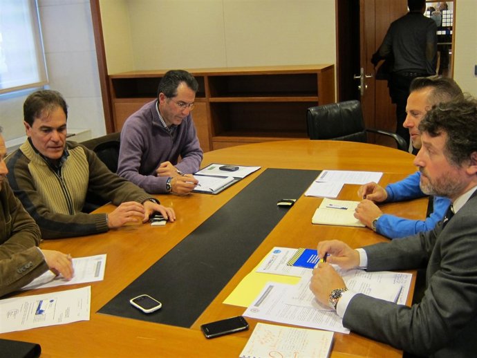 Villa (en el centro, a la izquierda) y Feito, primero por la derecha. 