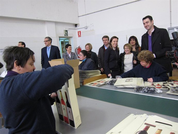 Gamarra conversa con algunos de los trabajadores del centro Asprem