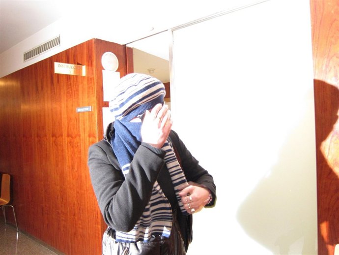 La funcionaria investigada abandona apresurada los juzgadas tras declarar.