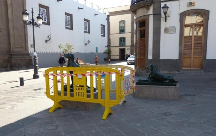 Escultura de perros en Las Palmas de Gran Canaria