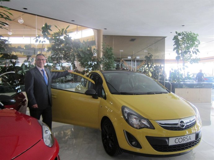 Antonio Cobo al lado del Corsa tres puertas.
