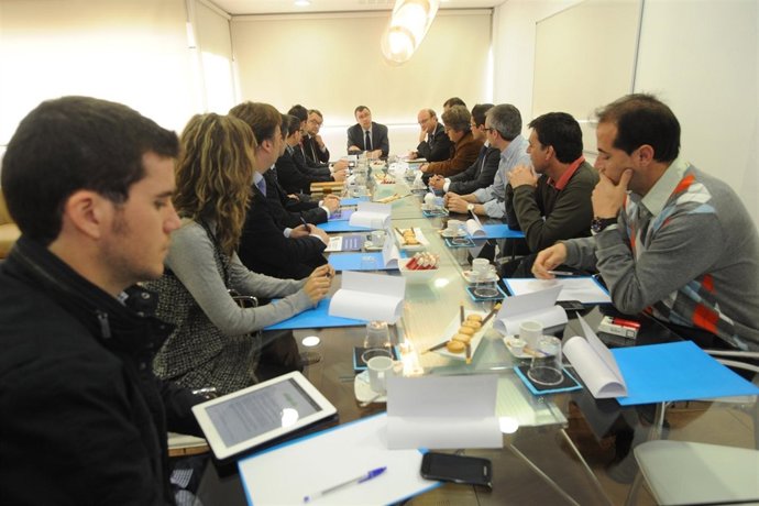 Eunión en el CEEIM del consejero Ballesta con emprendedores 