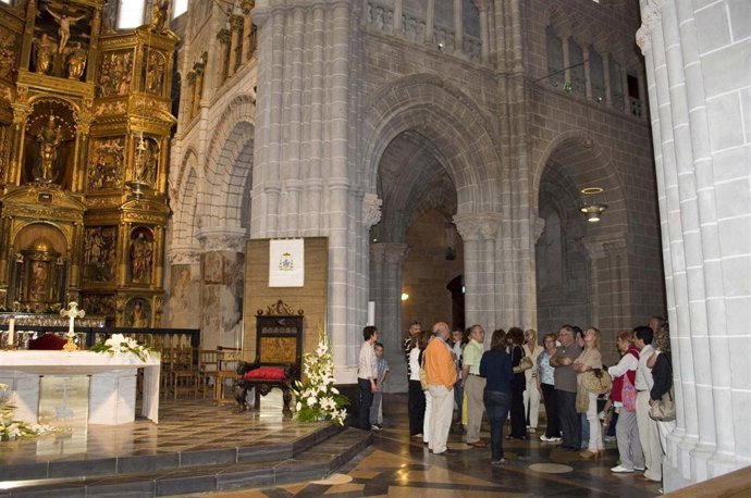 Un grupo de visitantes en la Catedral de Tarazona