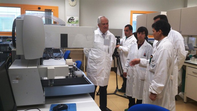 El delegado de la Junta, Guillermo García, durante la visita al centro leonés