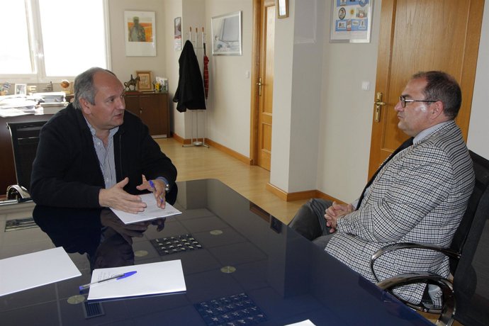 El consejero de Medio Ambiente con el alcalde de Miengo