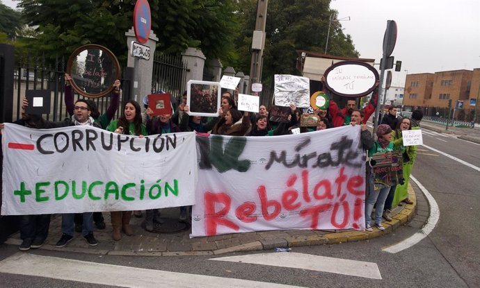 Protesta de los interinos junto al Parlamento