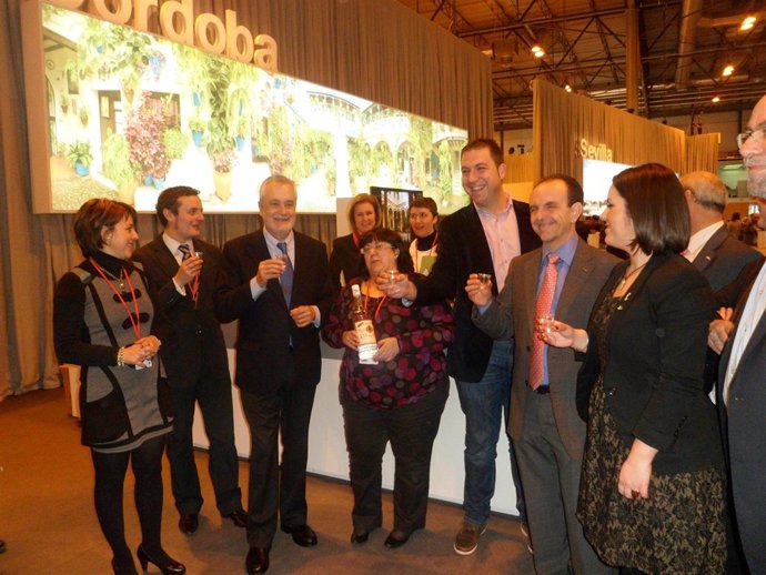 Soriano (dcha.) junto al consejero de Turismo y el presidente de la Junta