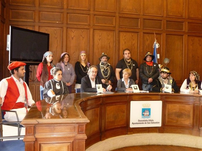 Miembros de las comparsas de Caldereros y Artzainas e Inudes