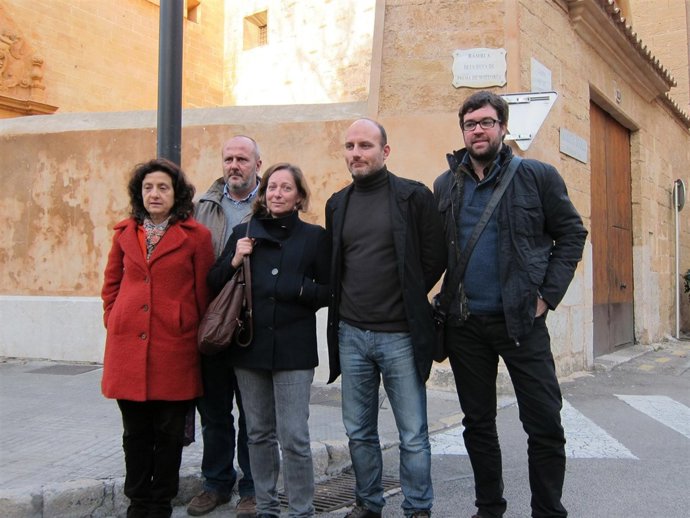 Miembros del PSM-IV-ExM ante el cartel de la Rambla de los Duques de Palma