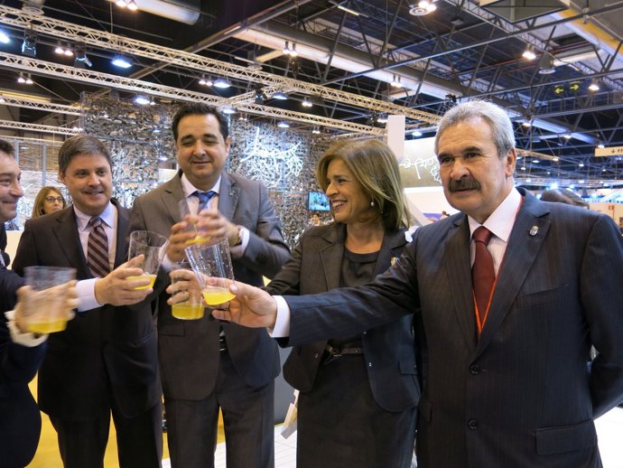 Brindis en el estand de Asturias.