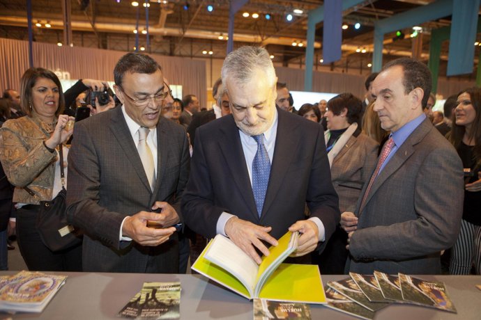 El presidente de la Junta, junto al consejero de Turismo e Ignacio Caraballo. 
