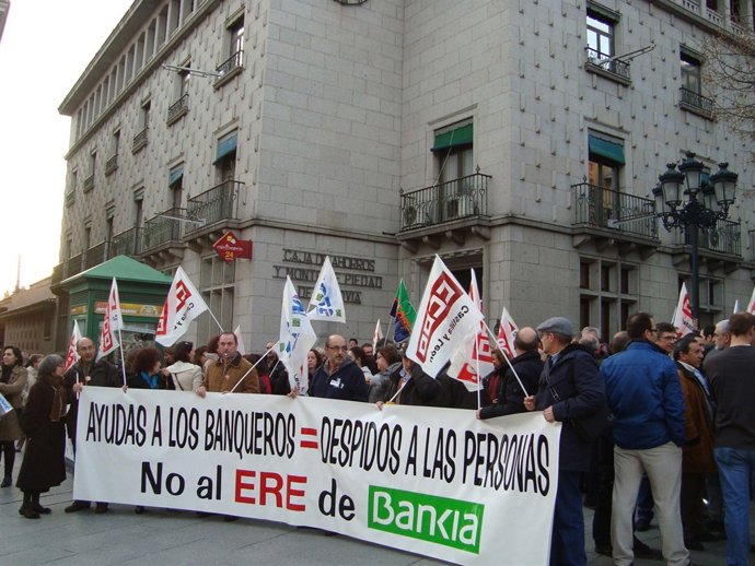Decenas de personas respaldan la protesta contra el ERE de Bankia
