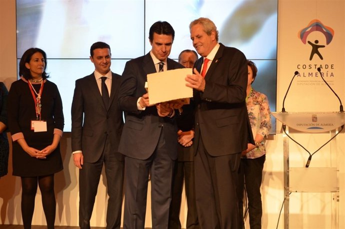 El ministro José Manuel Soria recibe los 'Soles de Oro' de Vera