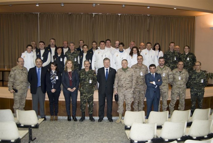 El subdelegado (centro) con los mandos y participantes en el taller