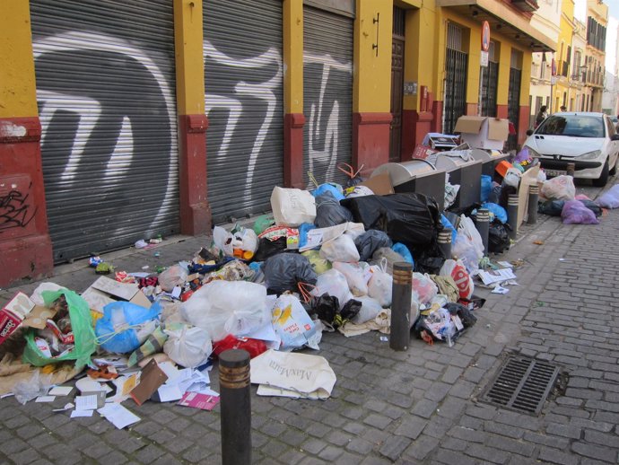 Basura en el tercer día de huelga de Lipasam en Sevilla